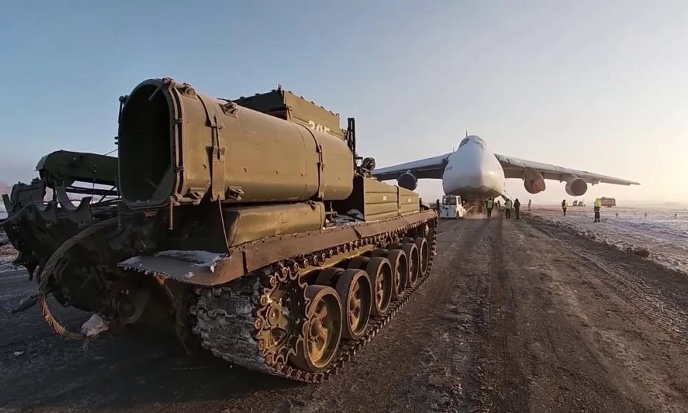 Σιβηρία: Ρωσικά άρματα ρυμουλκούν Antonov 200 τόνων!